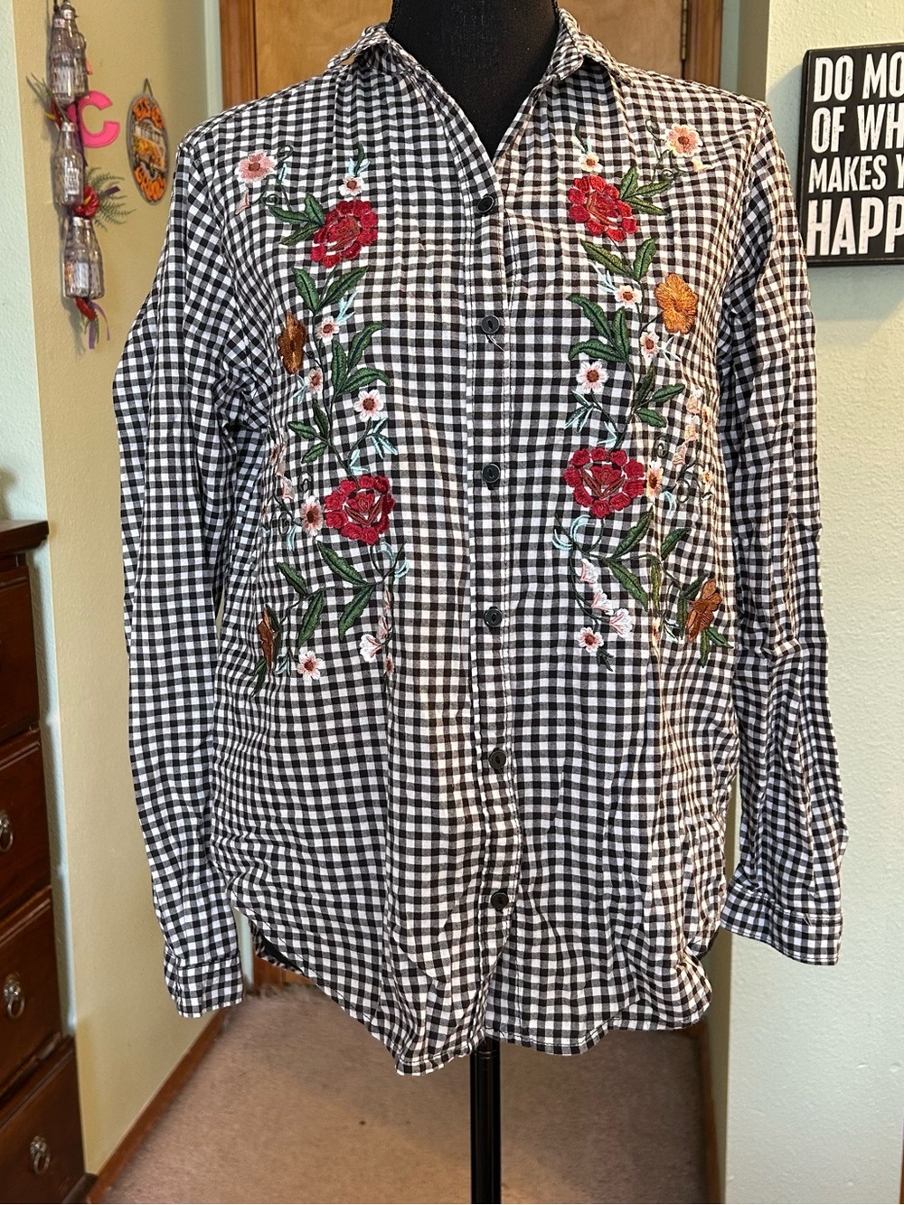 Black and white checked long sleeve button down embroidered flowers cotton L
